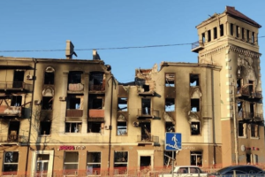 "Безжалостная реальность оккупации": жителей снесенного дома в Мариуполе оставили без обещанного жилья