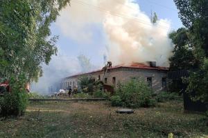 Крупный пожар произошел в оккупированном Антраците на территории городской больницы - фото, видео