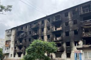 "Подвійні стандарти відновлення в Сєвєродонецьку": "визволителі" фарбують фасади, а будинки без дахів руйнуються