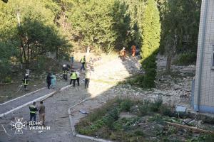 Російські війська завдали удару по пансіонату для літніх людей у Сумах: є загиблий та постраждалі