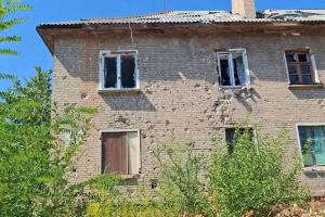 "Ремонт во вред": в Рубежном затопило многоэтажку из-за снятой крыши - фото