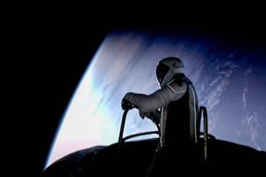 Космічні туристи вперше вийшли у відкритий космос: історична місія SpaceX
