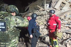 Російські окупанти завдали ракетного удару по місцю дислокації поліції в центрі Харкова: один загиблий, десятки поранених