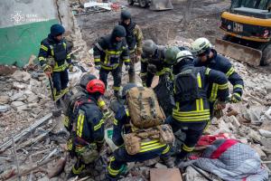 У Глухові завершили рятувальну операцію після удару російського дрона: знайдено 12 загиблих, серед них дитина