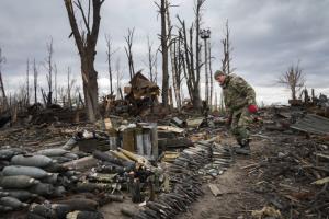 Разбитые здания и военная техника: В сети показали новое видео из Кременной