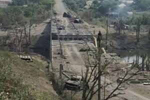 Знищені мости між Лисичанськом та Сєвєродонецьком: в мережі з'явилися кадри сполучення через Сіверський Донець