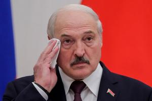 Лукашенко появился на публике с бинтом на руке: что известно