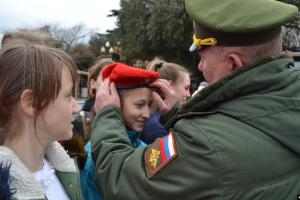 "Жизнь по расписанию и изучение военного дела": подробности о "бесплатном" оздоровлении детей Донбасса