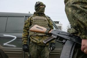 "Хамство и перегар присутствуют": В сети сообщили, как оккупанты раздают повестки на Луганщине