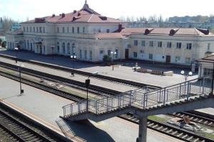 Внаслідок ранкового удару РФ по Херсону під ворожий обстріл потрапив поїзд: що відомо