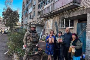 "Тяжелый день в Авдеевке": "Білі янголи" привезли хлеб в город, который штурмуют оккупанты