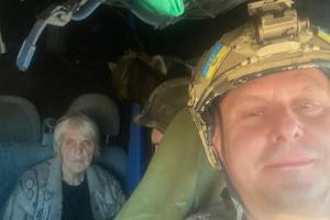 "Білі Янголи" эвакуировали Раису Ивановну Костричко из Авдеевки - фото
