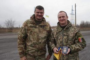 "Вручил награду луганскому журналисту Александру Марченко, который вернулся на фронт после ранения", — Лысогор