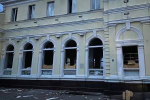 Удар российских террористов по вокзалу в Херсоне: что известно - фото
