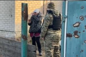 Полицейские Луганщины помогли эвакуироваться местной жительнице из Невского - видео