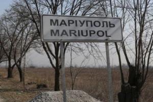 "Мини битва в одном из дворов Мариуполя": Местные жители противостоят оккупантам, которые намерены снести многоэтажку