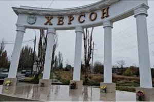 Російські терористи обстріляли Херсон: поранено чотирьох людей, пошкоджено склад з гуманітаркою - фото
