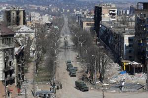 У "звільненому" Маріуполі комунальники виколупують міни з асфальту