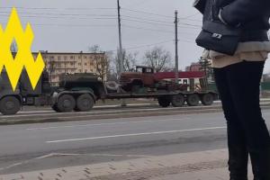Захватчики вывозят уничтоженную технику из Авдеевки - видео, фото