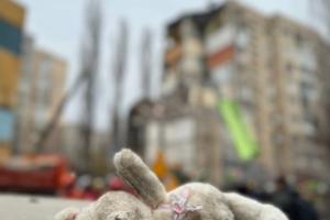 В Одесі з-під завалів дістали тіла мами з тримісячною дитиною: кількість жертв зросла до семи