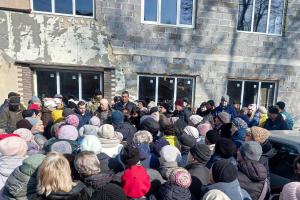 "Поки ніхто не замислився, а далі буде пізно": Напередодні "виборів" маріупольці влаштували страйк і досягли "результату"