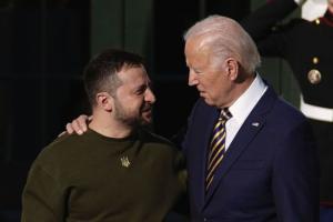 Зеленський та Байден обговорили перший пакет оборонної допомоги для України: що до нього увійде