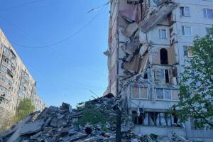 Оккупанты сбросили авиабомбу на жилой дом в Волчанске: есть погибшие и раненые