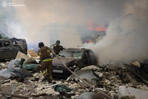 Ворожа атака по Миколаєву: рятувальники показали перші фото наслідків ракетного удару