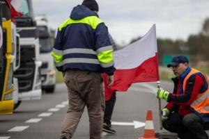 Польские фермеры снова блокируют движение грузовиков на выезд из Украины - ГПСУ