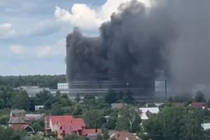 В российском городе Фрязино горит НИИ "Платан": люди кричат о помощи из окон здания