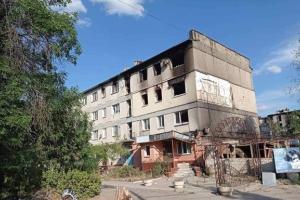 Окупанти перефарбували стелу на в'їзді у Сєвєродонецьк і демонтували україномовний герб