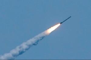 Окупанти атакували Київ балістичними ракетами та дронами: ППО відбила напад