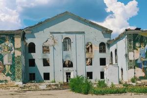 В сети обнародовали новые фото из временно оккупированного Рубежного: город зарастает сорняками
