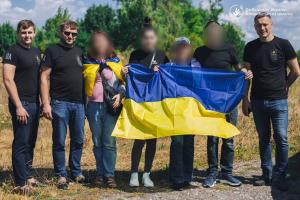 "Возвращение на родную землю": дети и женщина из оккупированной Луганщины снова вместе с семьями