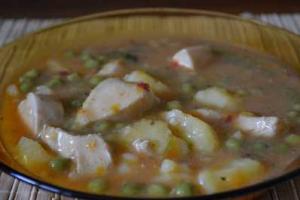 Куриная яхния с картофелем и горохом (рагу)
