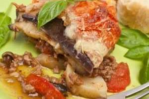 Мусака с баклажанами, мясом и картофелем