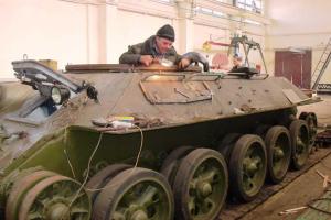 На Ровенщине ремонтируют уникальный танк Победы Т-34 для парада
