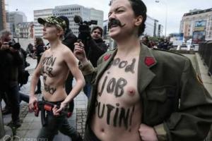 Femen с голой грудью и усами Сталина пикетировали саммит Россия – ЕС