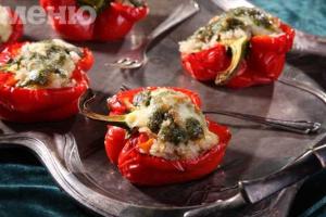 Фаршированные перцы с рисом и соусом песто