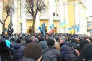 Протестующие в Виннице взяли в плен депутатов-регионалов