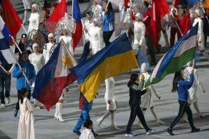 Олимпийская сборная Украины вышла с траурными лентами во время прохода команд