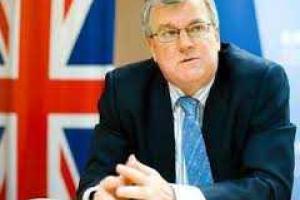 Правительство Британии будет продолжать давление на РФ по мирному урегулированию конфликта в Крыму - посол