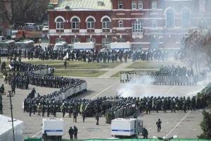 В России мирные митинги разгоняют с пулеметами, БТРами и вертолетами 