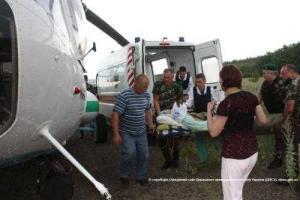 Тяжелораненого пограничника вертолетом доставили в военный госпиталь Харькова