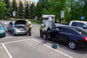 Со стоянки аэропорта Донецка эвакуируют машины