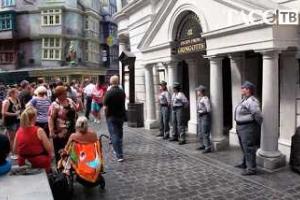 Японцы стояли в очереди за компьютеризированными аттракционами в стиле Гарри Поттера