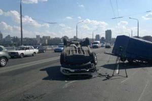 В Днепропетровске на мосту перевернулся KIA Sportage с прицепом