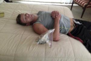 Во Флориде вор заснул на кровати рядом с пакетом ювелирных изделий