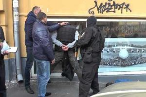 В центре Киева задержали группу вооруженных мужчин