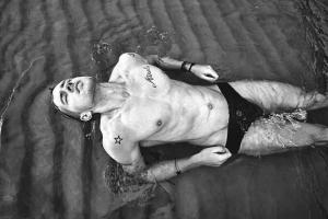 Полина Гагарина поцеловала эротическое фото участника шоу Хочу до Меладзе